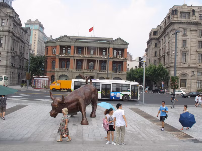 Ông Arturo cho hay, các quan chức Thượng Hải, những người đặt hàng tác phẩm này, nói rằng, họ muốn chú bò đực phiên bản mới nặng gấp đôi chú bò tót ở phố Wall. Theo ông, chính quyền thành phố đề nghị thiết kế vật biểu tượng mang dáng vẻ trẻ trung và mạnh mẽ hơn phiên bản ở New York vì nó thể hiện sức mạnh của kinh tế Thượng Hải.