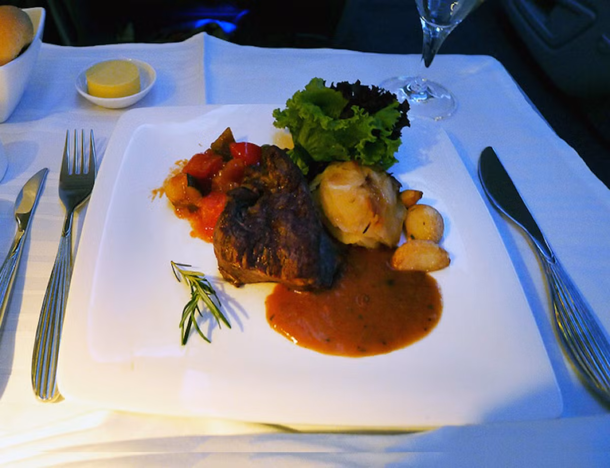 Thực đơn trên khoang hạng nhất và hạng thương gia của Qantar Airways do hai đầu bếp nổi tiếng Nobu Matsuhisa và Vineet Bhatia chế biến.