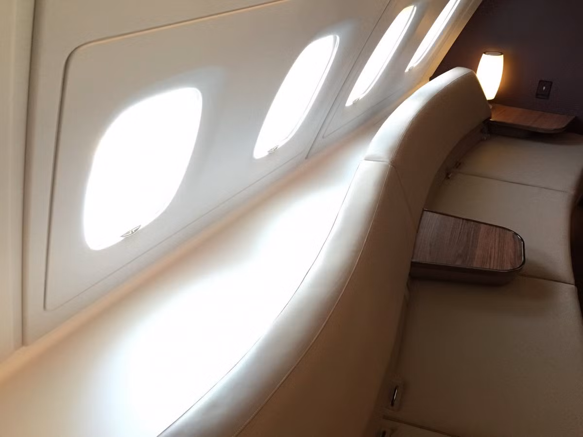 Sảnh chờ được trang bị những chiếc ghế da giúp hành khách có thể ngả lưng trên những chuyến bay dài.