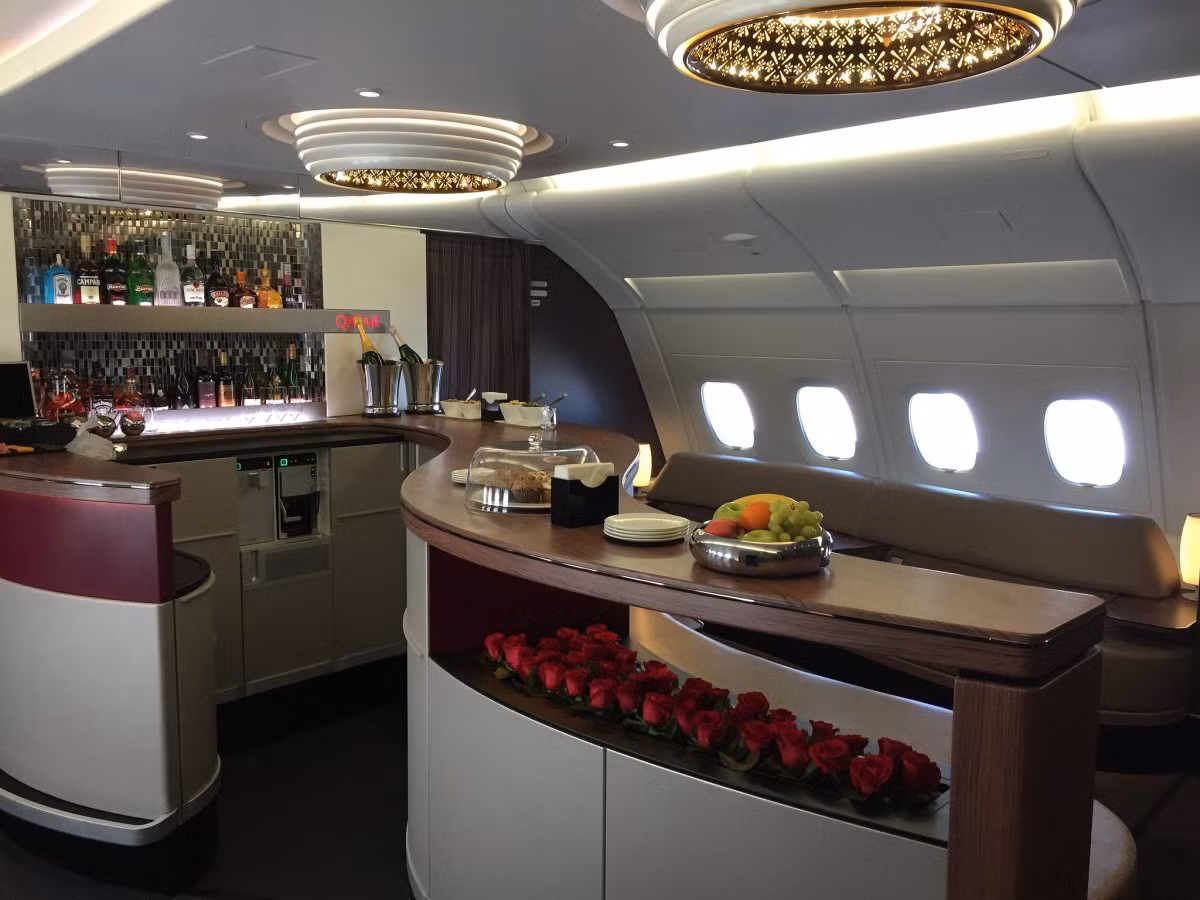 Hành khách hạng thương gia hoặc khoang hạng nhất của hãng hàng không tốt nhất thế giới Qatar Airways, hành khách có thể nhận được hoa tươi, thưởng thức rượu hảo hạng hay các món ăn nhẹ dưới ánh điện đèn chùm lung linh.