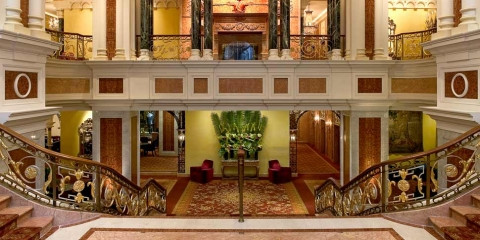 Tất cả các căn phòng, đặc biệt là phòng làm việc của Quốc vương đều được trang trí nội thất cao cấp, sang trọng với thiết kế tinh xảo, làm từ các loại kim loại quý như vàng, bạc…