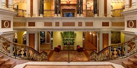 Tất cả các căn phòng, đặc biệt là phòng làm việc của Quốc vương đều được trang trí nội thất cao cấp, sang trọng với thiết kế tinh xảo, làm từ các loại kim loại quý như vàng, bạc…