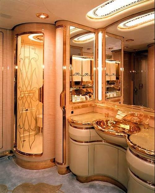 Đồ nội thất trong dinh thự đều được mạ vàng và kim cương. Thậm chí, 257 phòng tắm trong cung điện cũng được dát vàng và bạc.