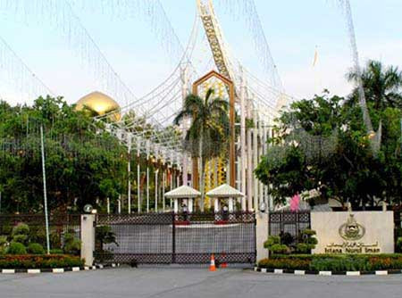 Ngoài ra, hoàng cung còn có nuôi 200 con ngựa, có 110 garage để đậu xe ở tầng hầm, nhà vua có bộ sưu tập hơn 500 chiếc xe hơi đắt tiền, đáng kể là 165 chiếc Roll – Royce hạng sang làm theo đơn đặt hàng.