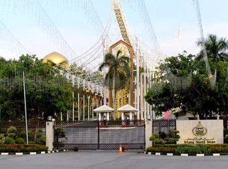 Ngoài ra, hoàng cung còn có nuôi 200 con ngựa, có 110 garage để đậu xe ở tầng hầm, nhà vua có bộ sưu tập hơn 500 chiếc xe hơi đắt tiền, đáng kể là 165 chiếc Roll – Royce hạng sang làm theo đơn đặt hàng.