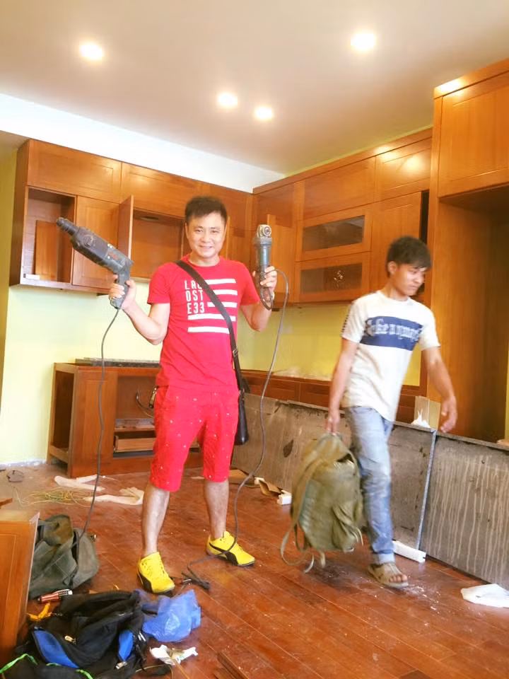 Phòng bếp của căn hộ được nghệ sĩ chọn hệ thống tủ gỗ, có màu trùng với sàn.