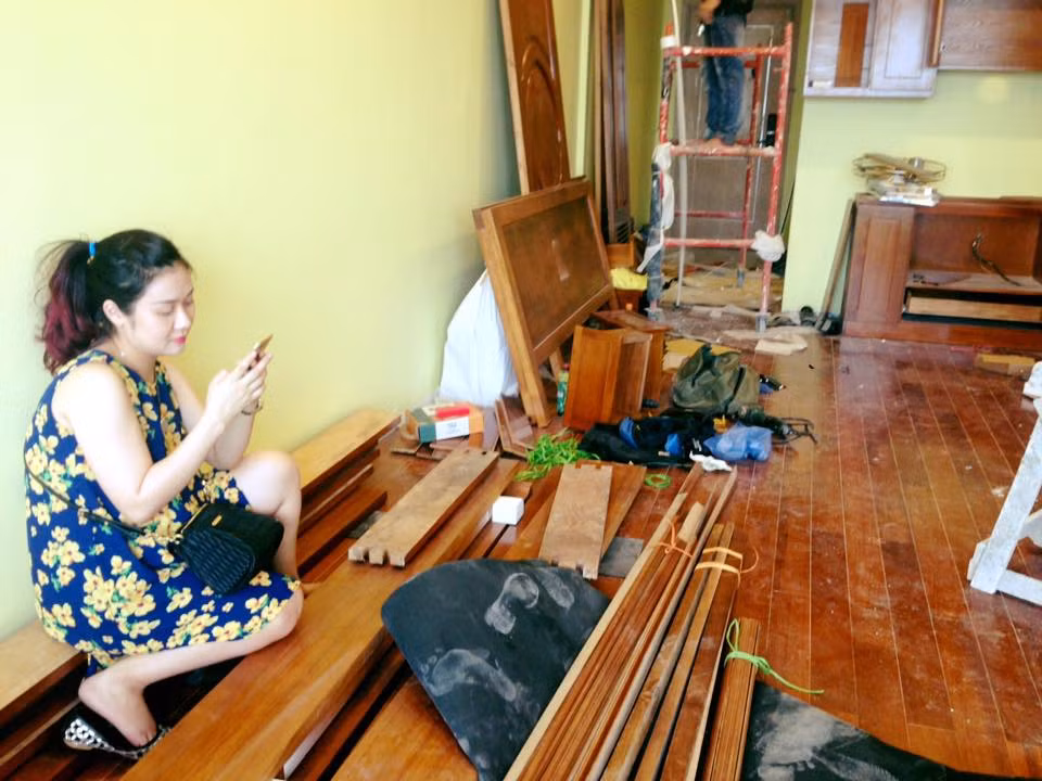 Vợ Tự Long dù đang mang bầu nhưng vẫn cùng chồng đến ngôi nhà mới để theo dõi thợ sửa chữa.