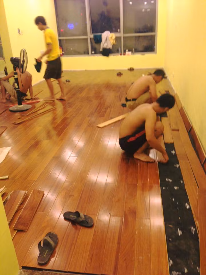 Các công nhân đang lát sàn gỗ cho căn hộ. Theo chia sẻ của Tự Long với bạn bè, cuối tháng vợ chồng anh sẽ dọn về căn hộ mới này.