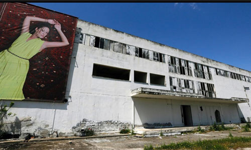 Khung cảnh trước nhà máy dệt đóng cửa năm 2009 ở Hy Lạp.