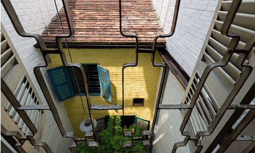 Ngôi nhà tận dụng lớp ngói cũ để lợp mái mang đến cảm giác cổ kính. Đồng thời, màu sơn bên ngoài cũng hết sức bắt mắt.