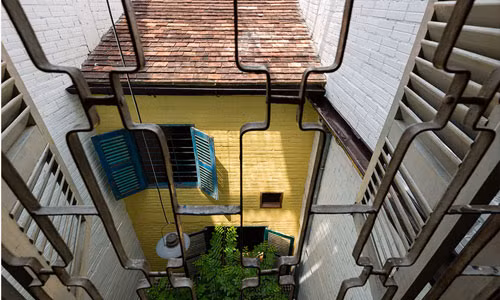 Ngôi nhà tận dụng lớp ngói cũ để lợp mái mang đến cảm giác cổ kính. Đồng thời, màu sơn bên ngoài cũng hết sức bắt mắt.