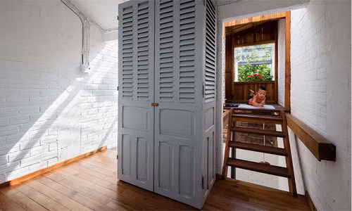 Hầu hết tường nhà bên trong được sơn màu trắng để tạo cảm giác rộng rãi, thoải mái.