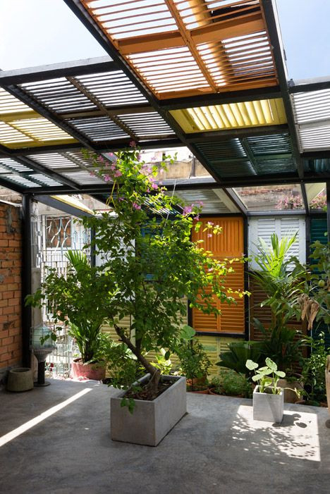 Điểm nổi bật của ngôi nhà là việc tận dụng các cánh cửa sổ cũ để trang trí ngoại thất. Những cánh cửa sổ cũ được sơn lại với nhiều màu sắc khác nhau và sắp xếp lại tạo thành một mặt tiền mới của ngôi nhà thu hút đặc biệt.