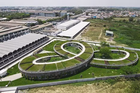 Chuyên trang kiến trúc Dezeen cũng từng khen ngợi công trình nhà trẻ Farming Kindergarten ở Đồng Nai do công ty kiến trúc Võ Trọng Nghĩa thiết kế.