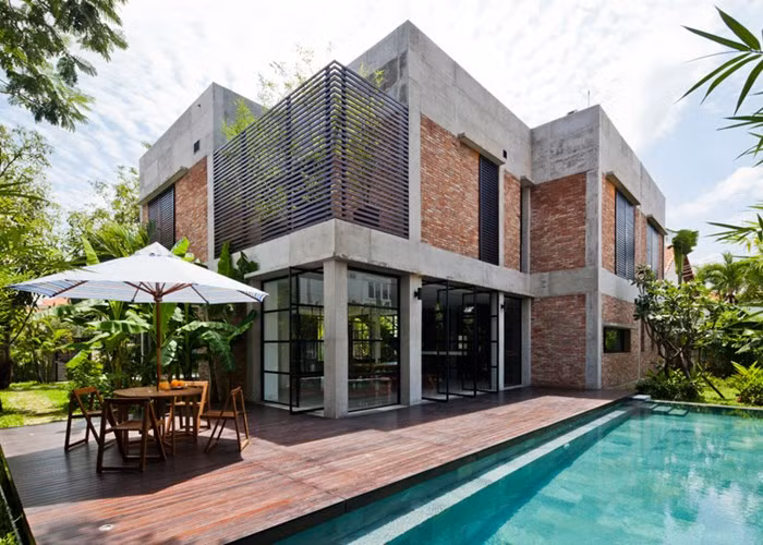 Mục đích của nhóm thiết kế là cải tạo biệt thự trở thành một công trình kiến trúc mang tính đương đại, kết hợp không gian mở mang phong cách tối giản mà vẫn giữ được toàn bộ kết cấu bê tông hiện có.