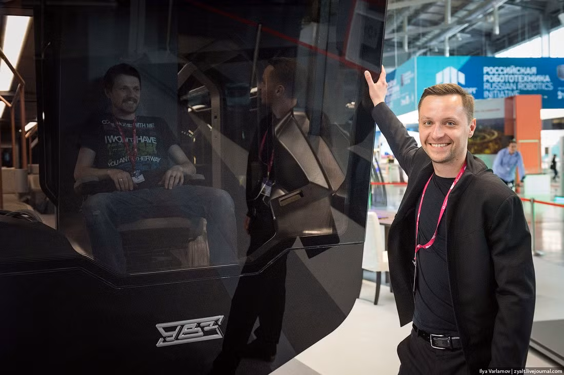 Nhà thiết kế Alexei Maslov (bên phải) đã tạo nên nguyên mẫu tàu điện ngầm Russian One được bao phủ bởi các tấm kính tuyệt đẹp.