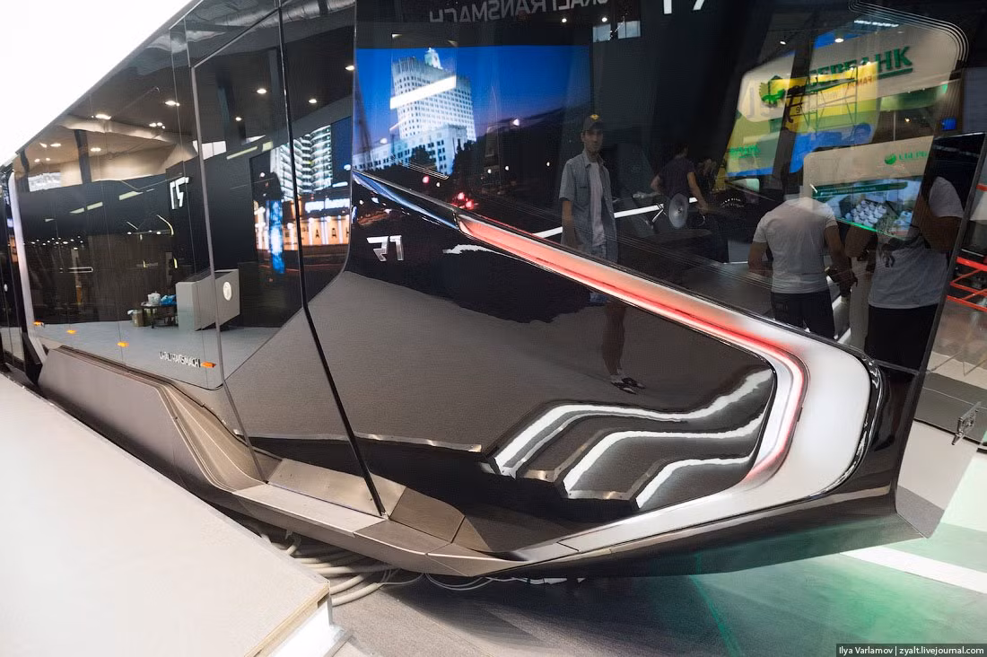 Hệ thống đèn LED bên ngoài tàu có thể thay đổi màu sắc tùy ý.