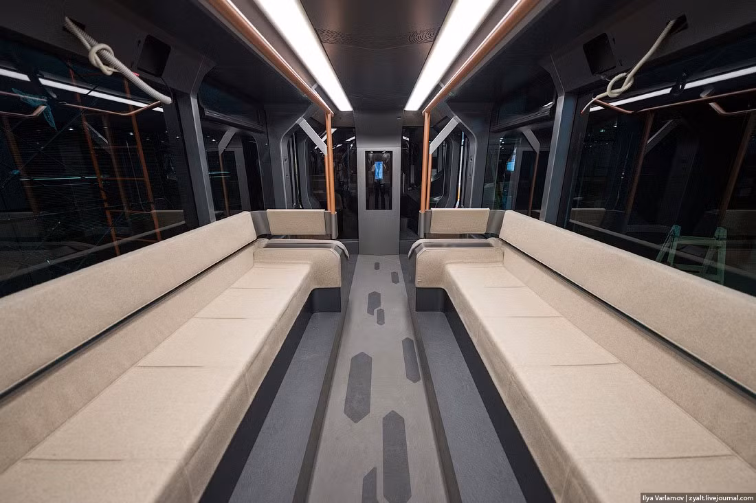 Ghế sofa rộng rãi cung cấp nhiều chỗ ngồi cũng như tạo cảm giác thoải mái hơn cho hành khách. Russian One chứa được khoảng 190-270 hành khách.