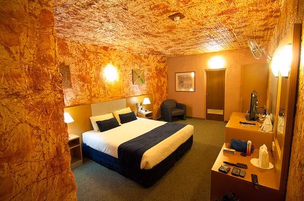 Các ngôi nhà có lối đi vào nhà liền kề với phố bên ngoài.