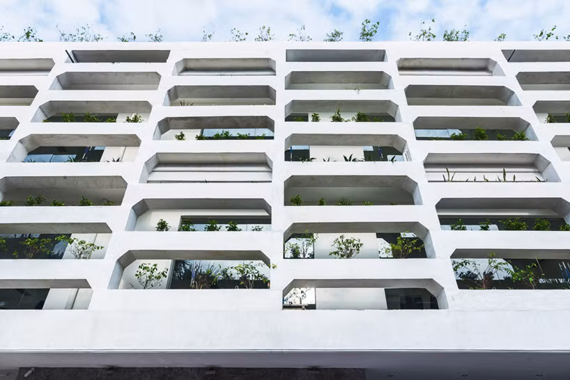 Tòa nhà văn phòng này gồm 3 tầng với hình khối đơn giản trải dài theo hướng đông - tây. Hai tầng phía trên được bao phủ bởi những khối bê tông cấu trúc dạng lưới với nhiều cây xanh và hoa - gọi là Cánh đồng đứng.