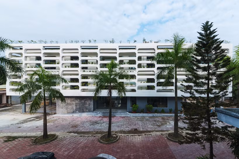 Ngoài ra, các nhân viên trong công ty cũng có thể tham gia gieo trồng và chăm sóc hoa màu trong không gian làm việc thân thiện và gần gũi với tự nhiên.