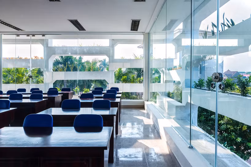 Các trục kỹ thuật nước ở điểm giao các khối bê tông có nhiệm vụ tưới nước cho cây xanh. 