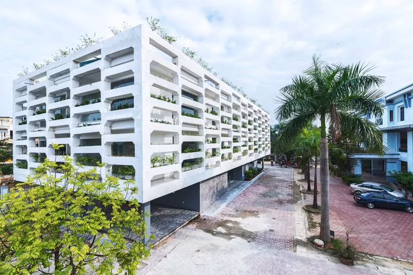 Nằm tại trung tâm thành phố Hà Tĩnh, nhóm kiến trúc sư của công ty H&amp;P Architects đã hoàn thành một tòa nhà văn phòng rộng 1.300 m2 với khoản chi phí thi công tương đối thấp khoảng 500.000 USD (tương đương hơn 10 tỷ đồng). 