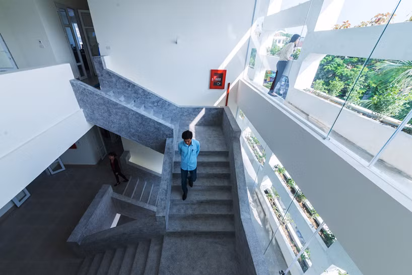 Những cấu trúc đặc biệt bên ngoài của tòa nhà được tạo nên từ những khối bê tông đúc sẵn xếp so le chồng lên nhau bao quanh không gian làm việc bên trong.