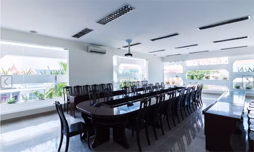 Đồng thời, các khối bọc bên ngoài cũng giúp giảm thiểu các tác động tiêu cực của các vấn đề đô thị và khí hậu địa phương như tiếng ồn, ô nhiễm không khí, bão... 