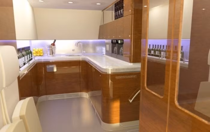 Phòng bếp với nội thất ốp gỗ sang trọng.