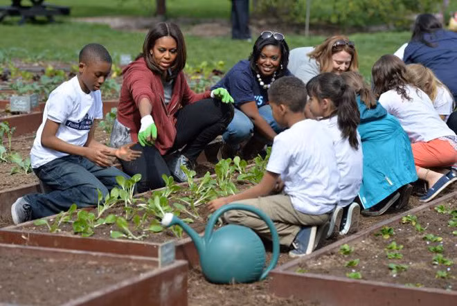 Bà ân cần hướng dẫn các em học sinh trồng rau tại khu vườn trong Nhà Trắng.