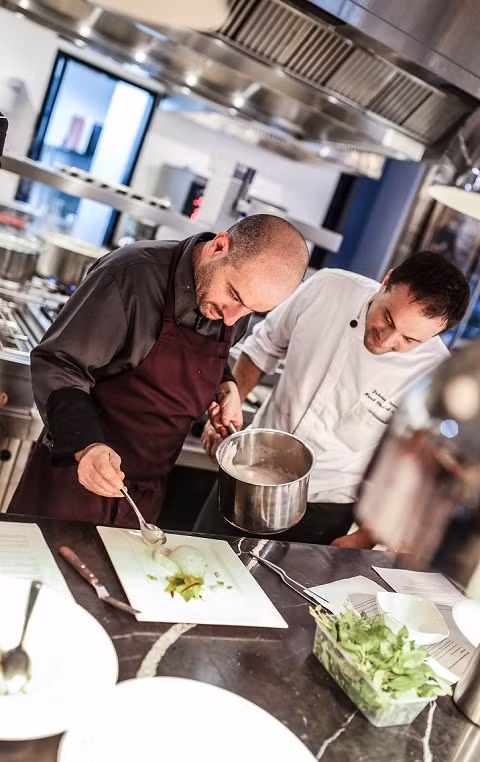 Tan mat ban tiec kim cuong giua khu do thi Vinhomes Riverside-Hinh-3