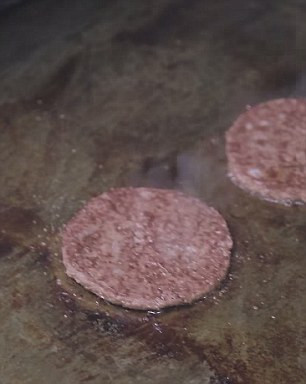 Những miếng thịt bò xay nhuyễn được chiên lại trước khi đem kẹp vào bánh.