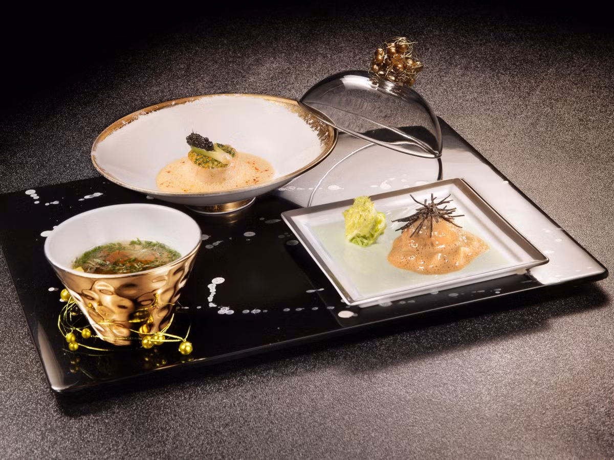 6. Joël Robuchon, Las Vegas, Nevada, Mỹ (890 USD/2 người, 18 món): Mỗi món ăn được bếp trưởng Robuchon của nhà hàng Joël Robuchon chế biến đều có mùi vị đậm đà, với sự tương phản hoàn hảo của các nguyên liệu. Le Caviar và trứng cá hồi Osetra là hai món nổi tiếng nhất tại nhà hàng này