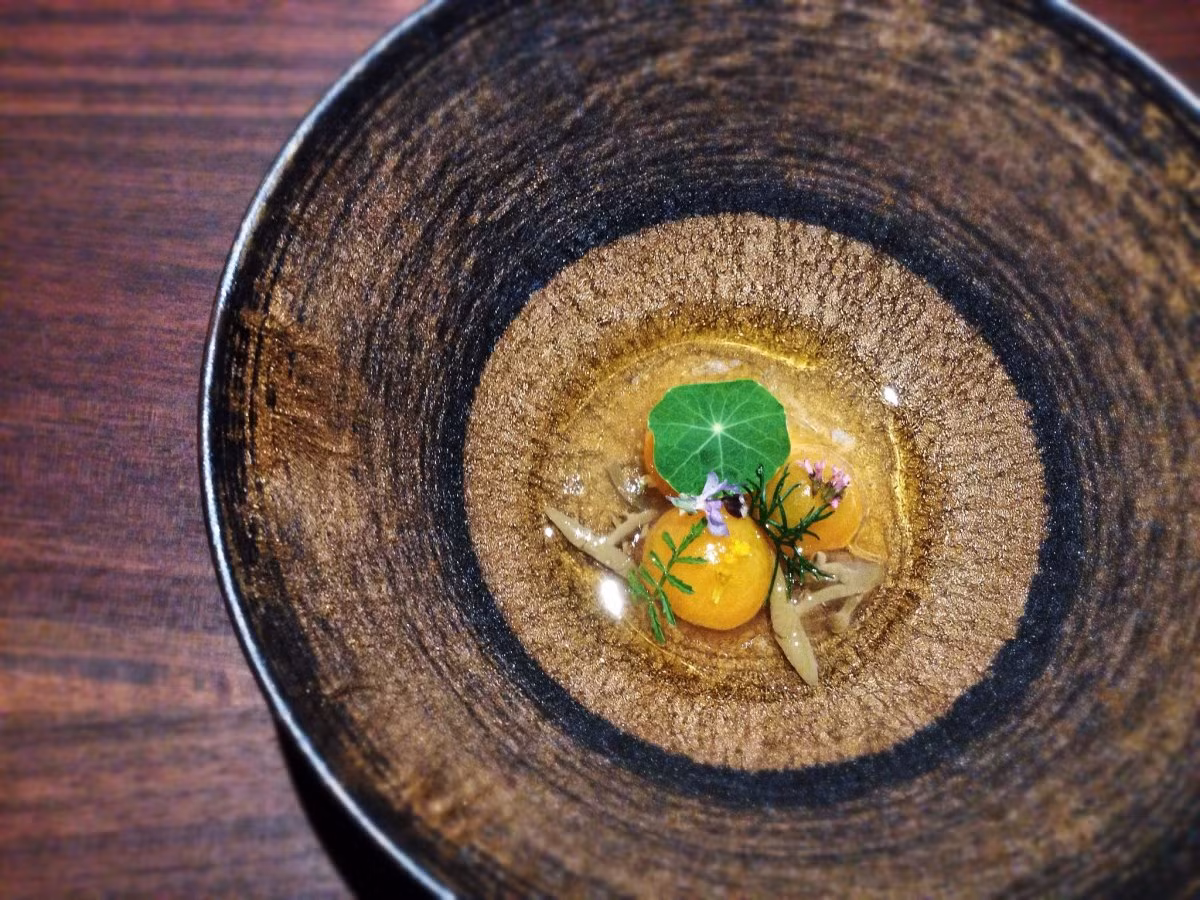 9. Saison, San Francisco, California, Mỹ (796 USD/2 người, 15-20 món): Saison có thực đơn thú vị và sáng tạo, với các món ăn thay đổi hàng ngày, dựa trên nguyên liệu địa phương và những gì có sẵn trong vườn của nhà hàng. Một số món ăn do bếp trưởng Joshua Skenes chế biến gồm gan ngỗng, sò với kem tươi, bò ngâm 80 ngày với dấm.