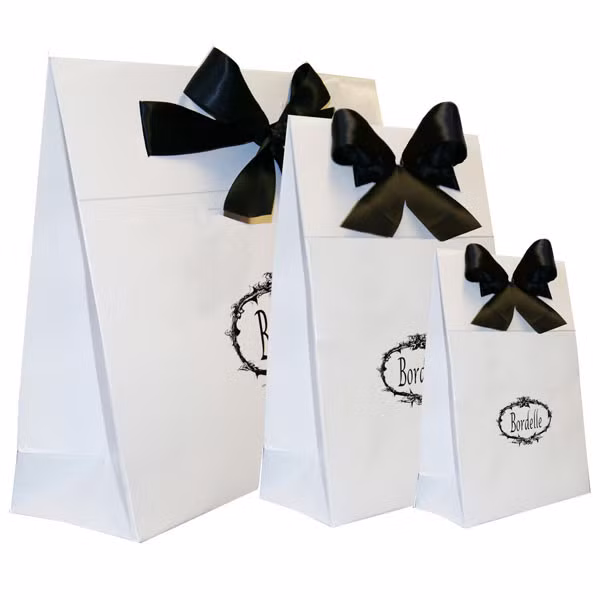 Thương hiệu đồ lót Bordelle (4.000 USD). Hãng này được thành lập bởi nhà thiết kế Alexandra Popa vào mùa hè năm 2007. Được biết nhiều với những bộ váy và đồ lót được thiết kế theo kiểu băng quấn, trang phục của Bordelle là món đồ xa xỉ dành cho những người phụ nữ mạnh mẽ. Khách hàng của Bordelle là những ngôi sao cá tính như Lady Gaga, Britney Spears, Rihanna... Các thiết kế của thương hiệu này có giá từ 200 - 2.000 USD, cá biệt có sản phẩm lên tới con số 4.000 USD.