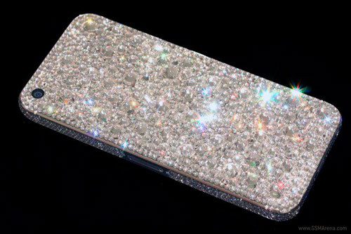 Thân máy đính 700 viên kim cương, mặt lưng của chiếc smartphone còn có một tấm vàng che logo của Apple với 53 viên kim cương gắn lên. Nút home của iPhone 5 giá triệu đô có dát vàng và cũng gắn một viên kim cương 2 carat. Phần viền của máy được đính tổng cộng 1.600 viên kim cương. Sự cuốn hút của sản phẩm công nghệ này hứa hẹn sẽ thu hút nhiều đại gia mua tặng người tình nhân dip Valentine 2015.