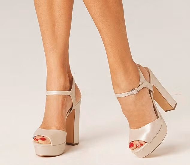 Mẫu cao gót của hãng Next có chiều cao tương tự nhưng có giá thấp hơn, chỉ khoảng 1,1 triệu đồng.