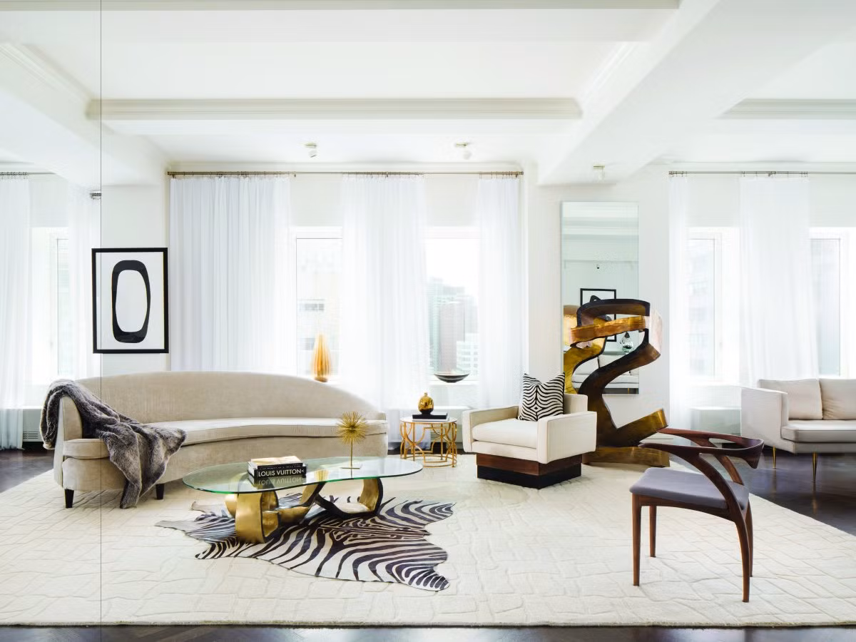 Điểm nổi bật của căn hộ là tông màu trắng chủ đạo, với thiết kế phóng khoáng nhưng vẫn toát lên vẻ sang trọng.