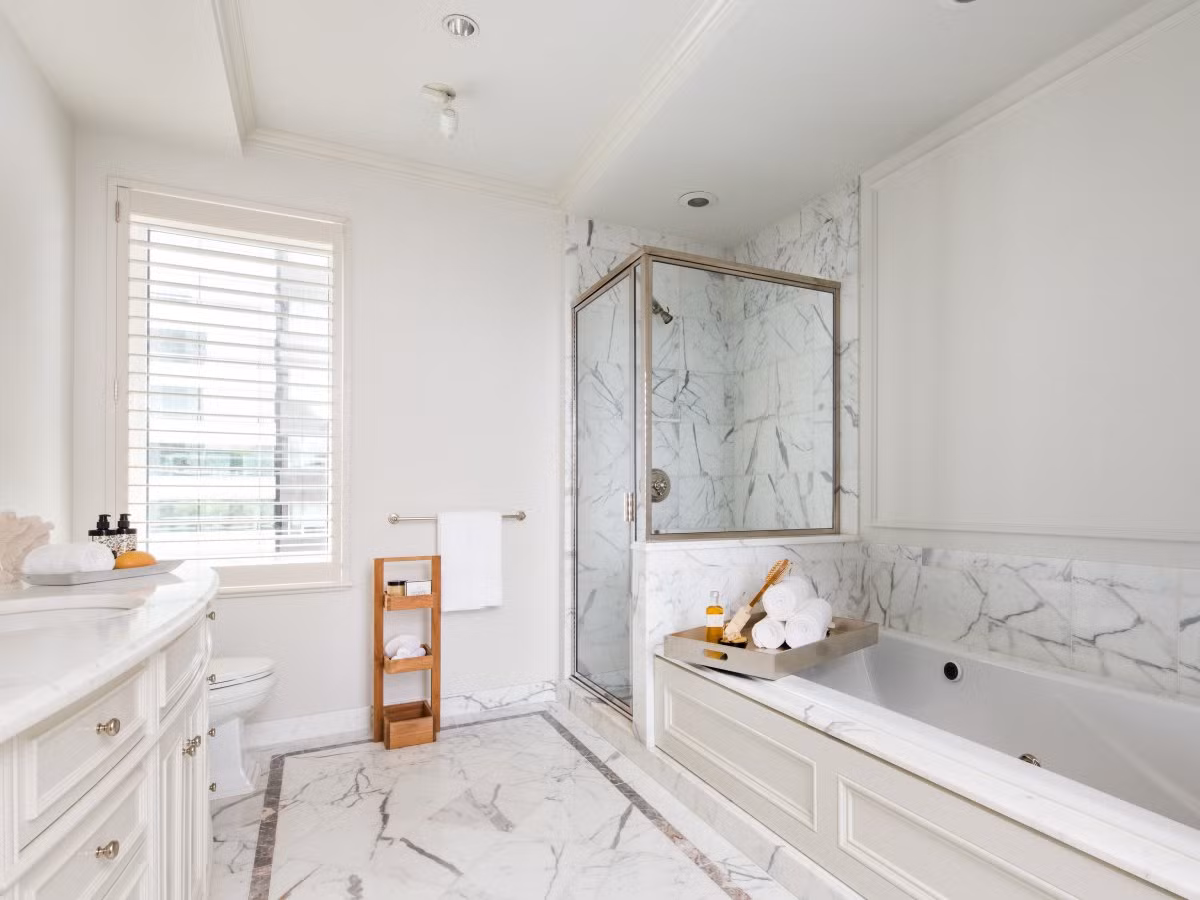 Còn căn penthouse ở tháp Trump Park Avenue được thiết kế với đồ nội thất màu trắng chủ đạo, giống cách trang trí trong căn hộ của con gái tỷ phú này là Ivanka. Căn hộ riêng của Ivanka cũng có một phong cách trang trí nội thất tương tự.