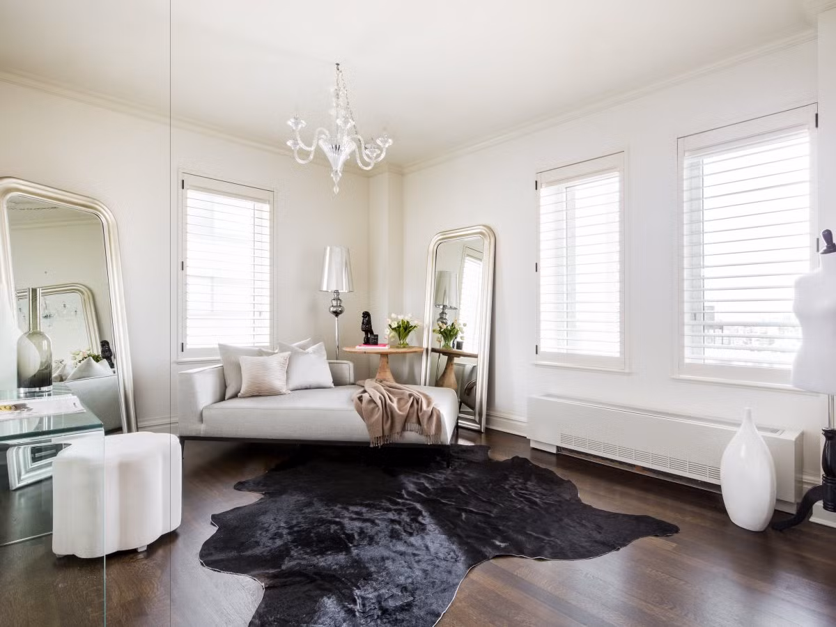 Donald Trump là tỷ phú nổi tiếng thế giới với những dự án địa ốc tại nhiều nơi trên thế giới. Trong số đó có tòa nhà cao ốc nổi tiếng thế giới trên Đại lộ số Năm (New York), tháp Trump Park Avenue. Căn penthouse mà tỷ phú Donald Trump vừa bán cũng nằm trong tháp Trump Park Avenue.