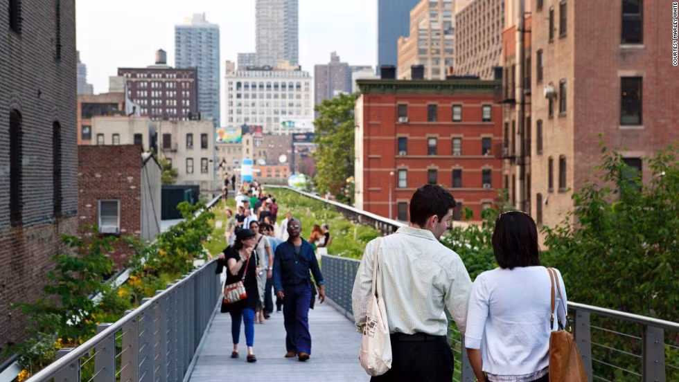 High Line Park, New York, Mỹ: Công viên xanh mướt trên cao này chạy dọc theo một đoạn của tuyến đường ray West Side Line. Sau khi được cải tạo, nơi đây trở thành đường đi bộ với chiều dài 2,3 km từ quận Meatpacking, qua Chelsea, đến West Side Yard. High Line Park có nhiều con suối, bãi cỏ và cả ghế để du khách ngồi tắm nắng và ngắm nhìn dòng sông Hudson.