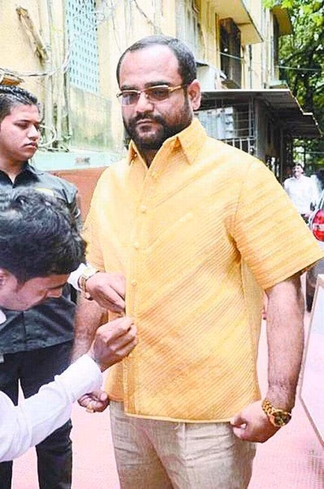 Một đại gia có tiếng trong ngành may mặc Ấn Độ đã gây chú ý trên toàn thế giới khi đặt may chiếc áo bằng vàng ròng nặng hơn 4kg.