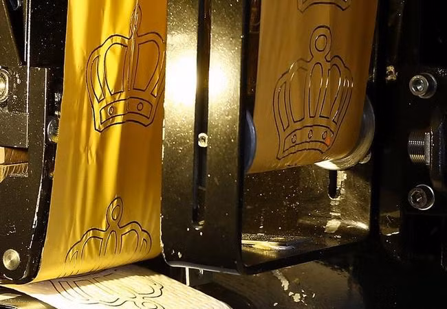 Còn cách nhà giàu tiêu tiền ở Trung Quốc cũng ngông không kém. Những cuộn giấy vệ sinh dát vàng 24K đang là món hàng được ưa chuộng.