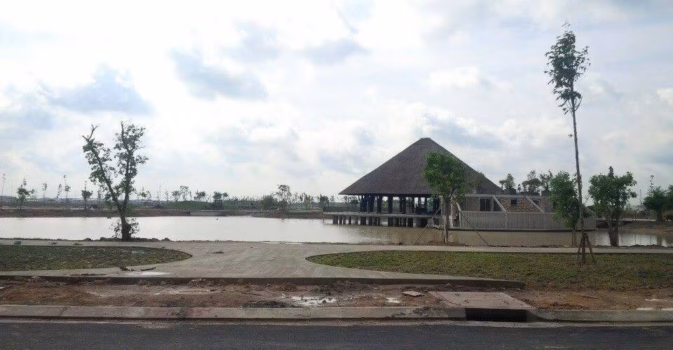 Theo đại diện phía chủ đầu tư, sở dĩ đơn vị đầu tư chọn vật liệu chính của công trình là tre, bởi, vật liệu này có nhiều ưu điểm như: sẵn có, phổ biến, dễ tìm, phát triển nhanh, độ bền cao và phù hợp với điều kiện khí hậu cũng thổ nhưỡng vùng. Bên cạnh đó, việc sử dụng nguyên liệu tre còn giúp tận dụng nguồn nguyên liệu tại chỗ cũng như khuyến khích sự phát triển kinh tế của khu vực nông thôn.