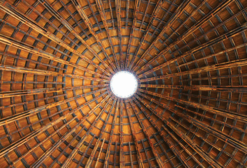 Công trình độc đáo được hình thành từ hơn 10.000 cây tre với kết cấu tre tầm vông vượt nhịp đến 30m và trở thành không gian không cột khổng lồ.