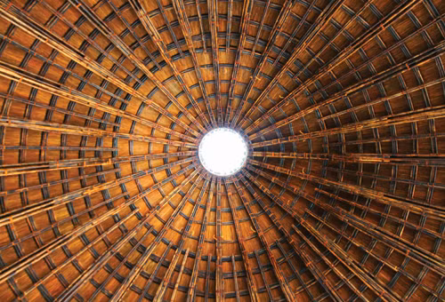 Công trình độc đáo được hình thành từ hơn 10.000 cây tre với kết cấu tre tầm vông vượt nhịp đến 30m và trở thành không gian không cột khổng lồ.