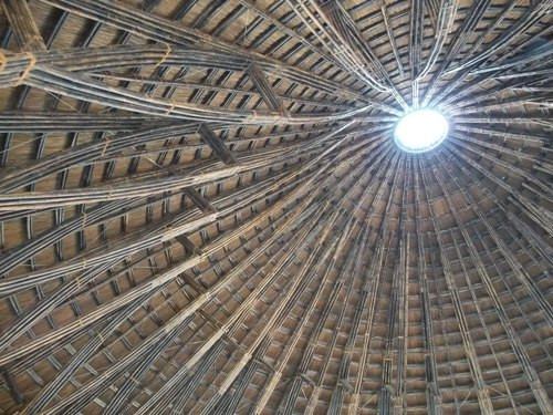 Riêng 20 tấn lá vọt dùng để lợp mái phải vận chuyển từ tỉnh Yên Bái vào. Lá vọt như một chất sừng có độ bền từ 30-50 năm, bền hơn so với các loại lá khác.