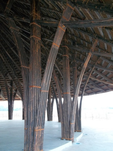 Để hoàn thành công trình trên, Công ty Gió và Nước mất gần 250 ngày thi công, sử dụng 10.000 cây tre được tuyển chọn tại Long An. Tre sau khi đem về được ngâm bùn và hun khói để loại bỏ sâu mọt, sau đó uốn rất kỳ công.