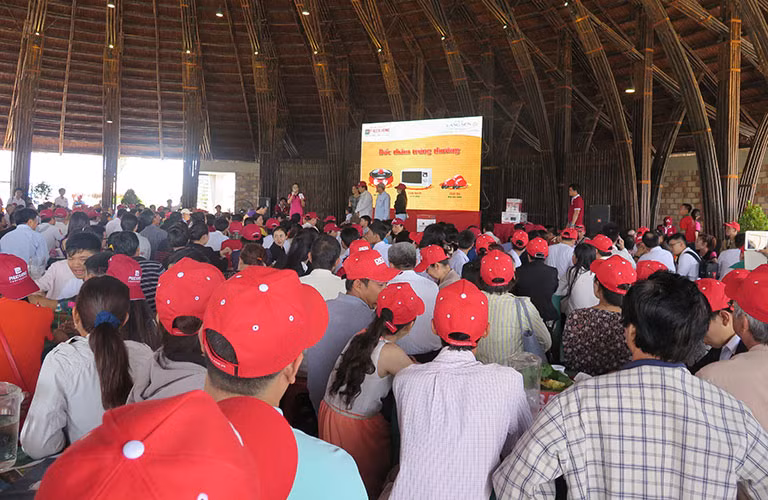 Kiến trúc độc đáo, mang đậm bản sắc dân tộc của Trung tâm hội nghị Tre Việt Nam là do kiến trúc sư Võ Trọng Nghĩa thiết kế. KTS Võ Trọng Nghĩa là một trong những người tiên phong trong nghiên cứu, phát triển kiến trúc xanh tại Việt Nam và các công trình thiết kế của ông cùng nhóm cộng sự đã đoạt được nhiều giải thưởng quốc tế.